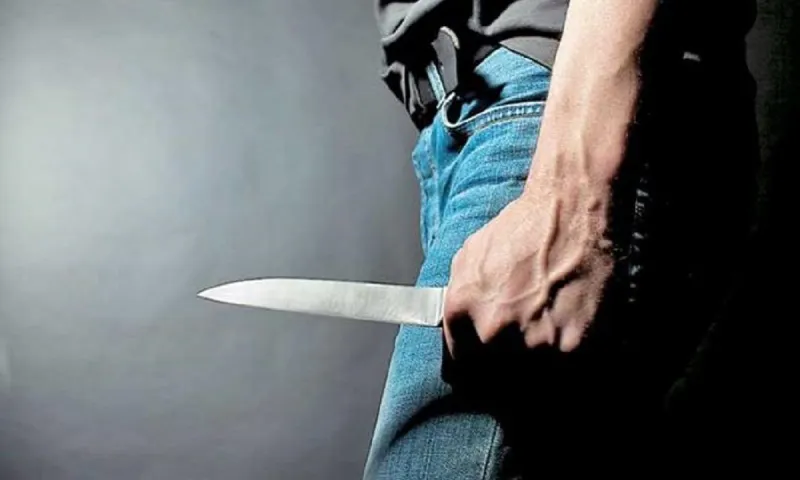 Σοκ, γυναίκα στην Κυψέλη κυκλοφορεί με μαχαίρι!