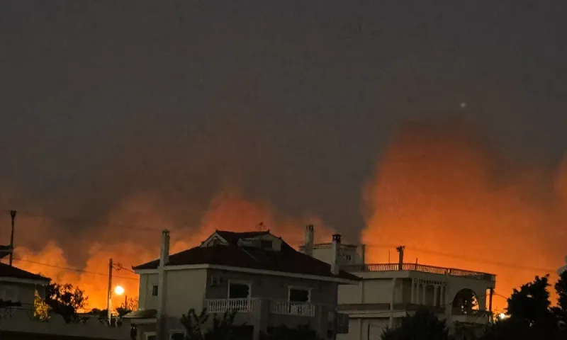 Φωτιά στην Αττική: Μάχη σε τρία μέτωπα - Απεγκλωβισμοί και εκτροπές κυκλοφορίας