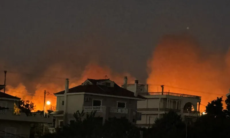 OPEN: Σε σοκ δημοσιογράφος βλέποντας τη φωτιά να καίει σπίτια μπροστά του