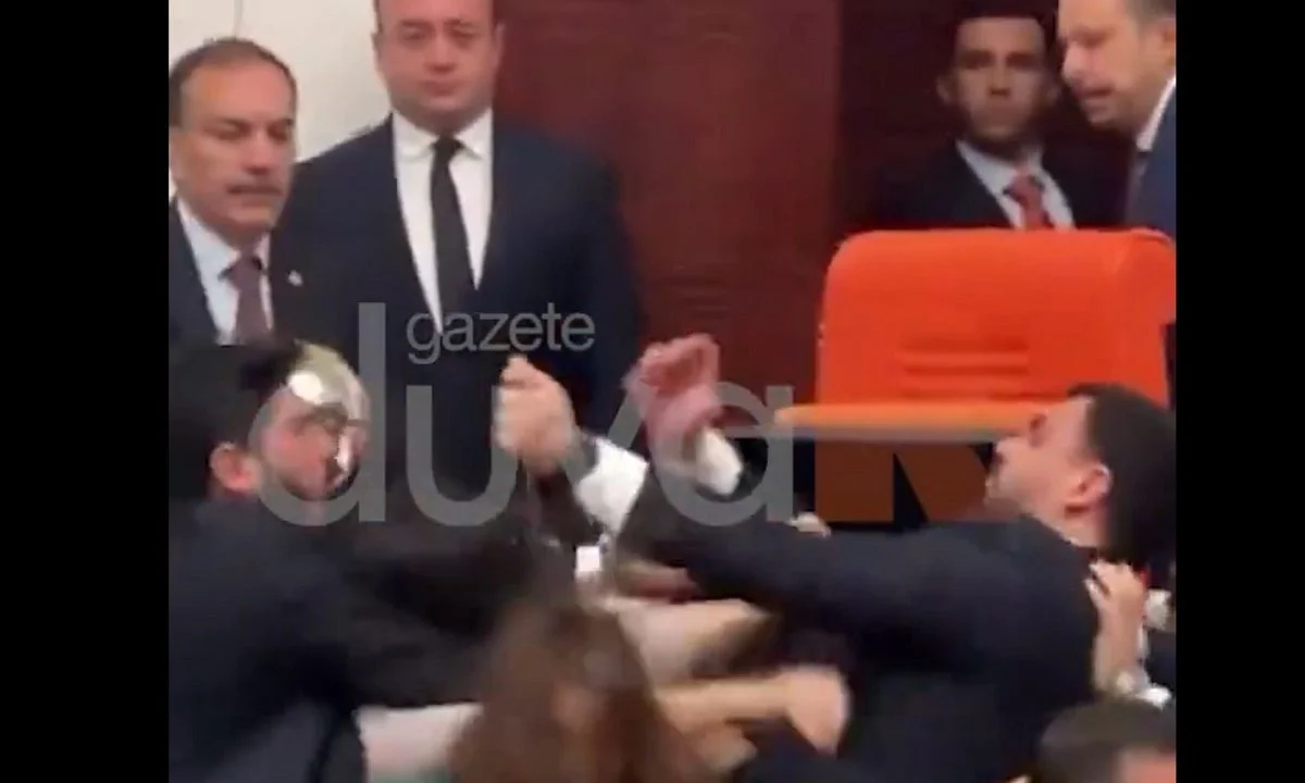 Χαμός στην Τουρκία - Αδιανόητο ξύλο στη Βουλή με γροθιές και κλοτσιές (vid)