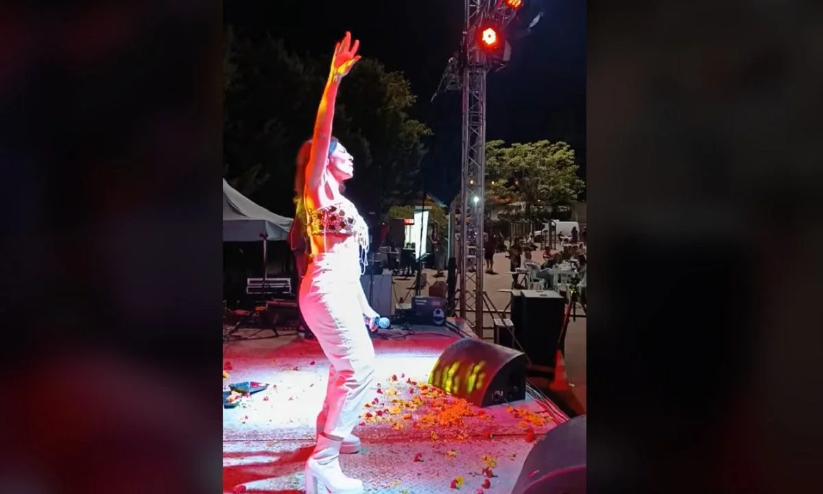 Κέλλυ Κελεκίδου: Δεν μάσησε από το λίγο κόσμο στο πανηγύρι, τους έβαλε cd με ξένα dance