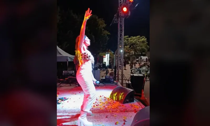 Κέλλυ Κελεκίδου: Δεν μάσησε από το λίγο κόσμο στο πανηγύρι, τους έβαλε cd με ξένα dance