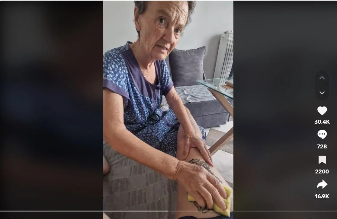 Απίστευτο κι όμως αληθινό! Γιαγιά προσπαθεί να βγάλει το τατουάζ της εγγονής της με σφουγγάρι. Φυσικά το βίντεο έγινε Viral στο διαδίκτυο.