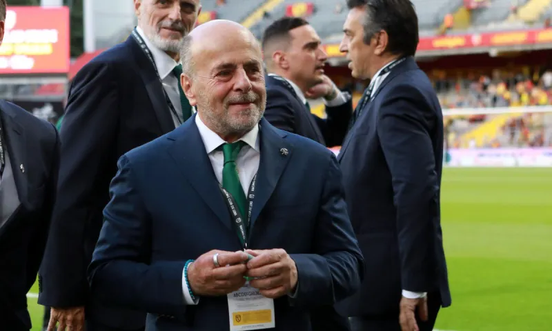 Κόλλημα με τους παίκτες του ΠΑΟΚ ο Αλαφούζος