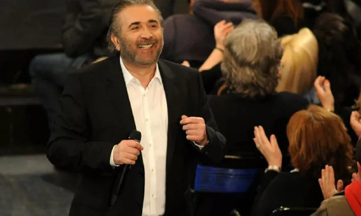 Στο Mega επιστρέφει ο Λάκης Λαζόπουλος, καθώς ανακοινώθηκε επίσημα ότι η εκπομπή «Αλ Τσαντίρι Νιουζ» θα μεταδίδεται από το κανάλι.