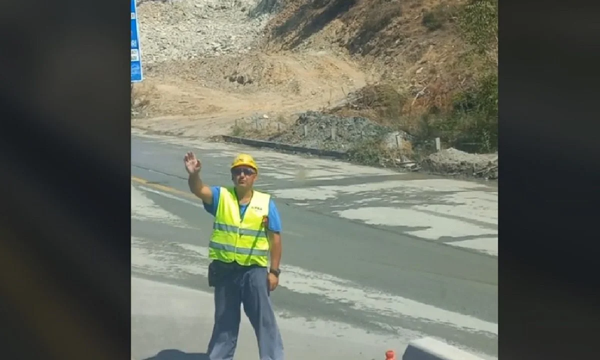 Αυτός είναι ο πιο κοινωνικός εργαζόμενος στο Flyover στη Θεσσαλονίκη - Χαιρετάει όλους τους οδηγούς και ζητά υπομονή