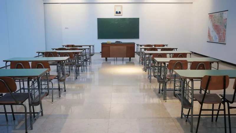 Μπάχαλο και οργή για τις συγχωνεύσεις τάξεων - Η κυβέρνηση αντιμετωπίζει τους μαθητές σαν περιττό κόστος και τους «σαρδελοποιεί»