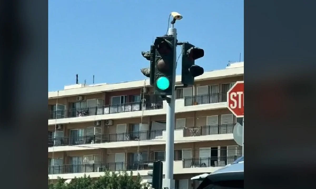 Όταν έλιωσαν τα φανάρια στη Ρόδο από τη ζέστη