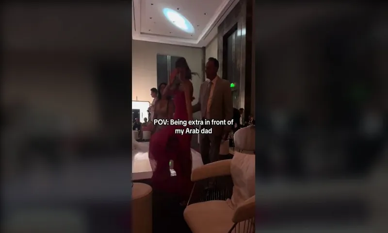 Άρχισε να χορεύει τσιφτετέλι μπροστά στον πατέρα της και αυτός σάστισε