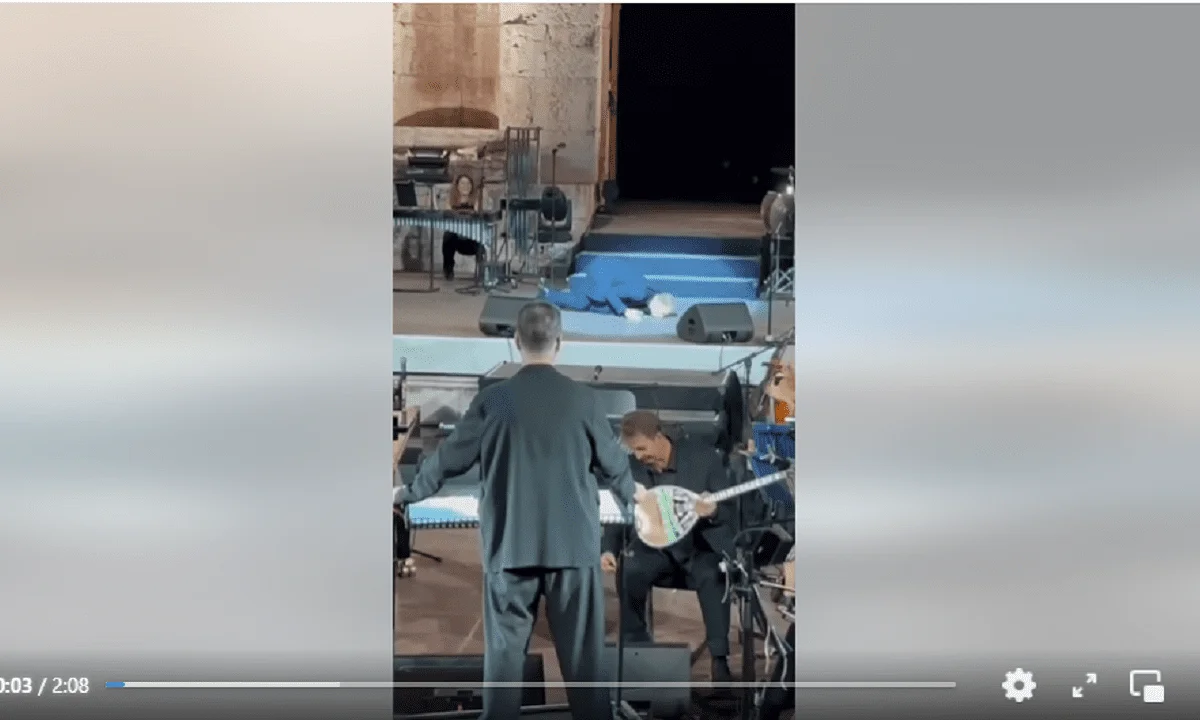 Συγκλονιστική στιγμή. Ο Τάκης Ζαχαράτος γονατίζει και φιλάει τη σκηνή που κατέρρευσε η Μαρινέλλα στο Ηρώδειο. Δείτε το βίντεο.