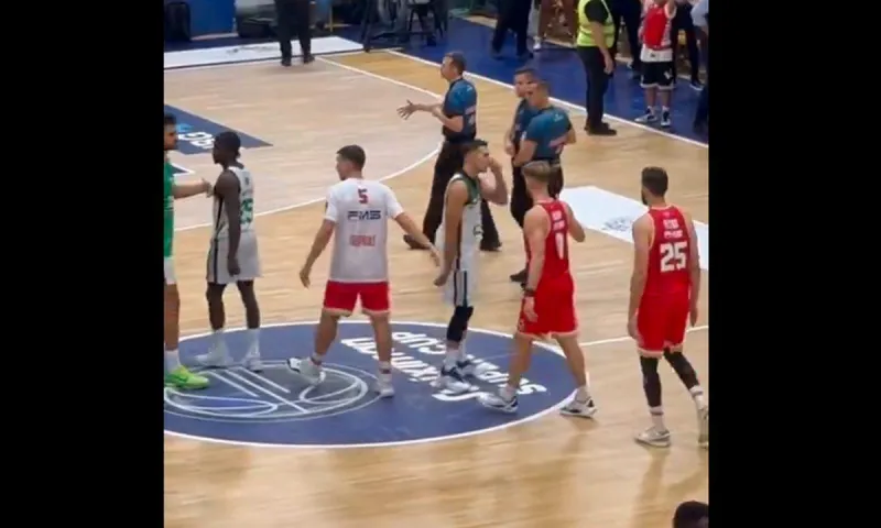 Το συνεχίζει ο Σλούκας με τον Γουόκαπ - Απέφυγε τη χειραψία