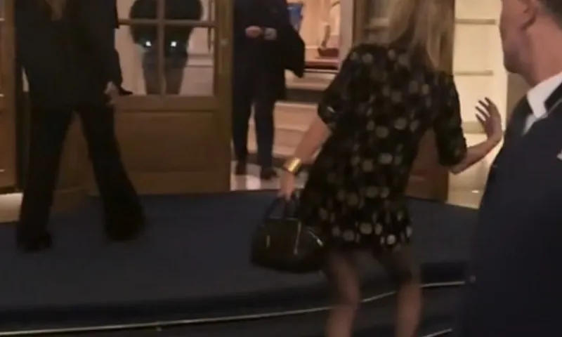 Kate Moss: Μετά Βίας Όρθια - Τι Συμβαίνει με τη Διάσημη Σταρ;