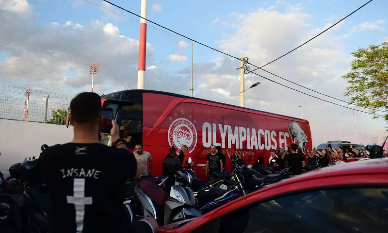 Παναθηναϊκός - Ολυμπιακός: Εκατοντάδες οπαδοί των ερυθρολεύκων στη αναχώρηση της αποστολής (vid)