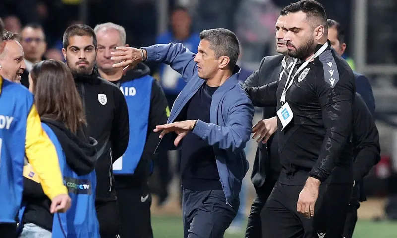 ΑΕΚ - ΠΑΟΚ: Απίστευτη ένταση, με χειρονομίες Λουτσέσκου, παραλίγο να έρθει στα χέρια με παίκτες της ΑΕΚ  (vid)