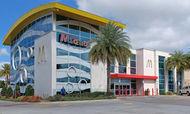 Δείτε πως είναι το μεγαλύτερο McDonald's στον κόσμο και τι έχει μέσα