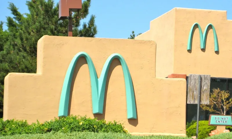 Γιατί αυτό το McDonald's είναι μπλε;
