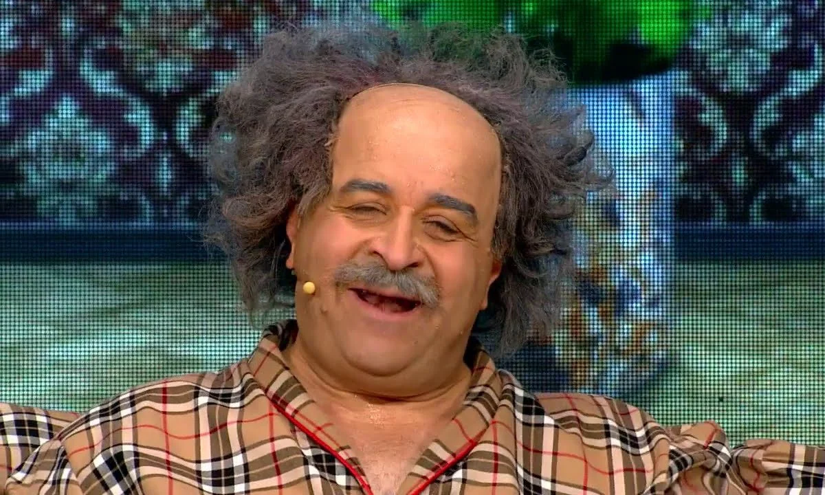 Ο Μάρκος Σεφερλής, ο κωμικός με τις μεγάλες επιτυχίες, σκορπίζει άφθονο γέλιο όχι μόνο στο κοινό, αλλά και στους ίδιους τους ηθοποιούς.
