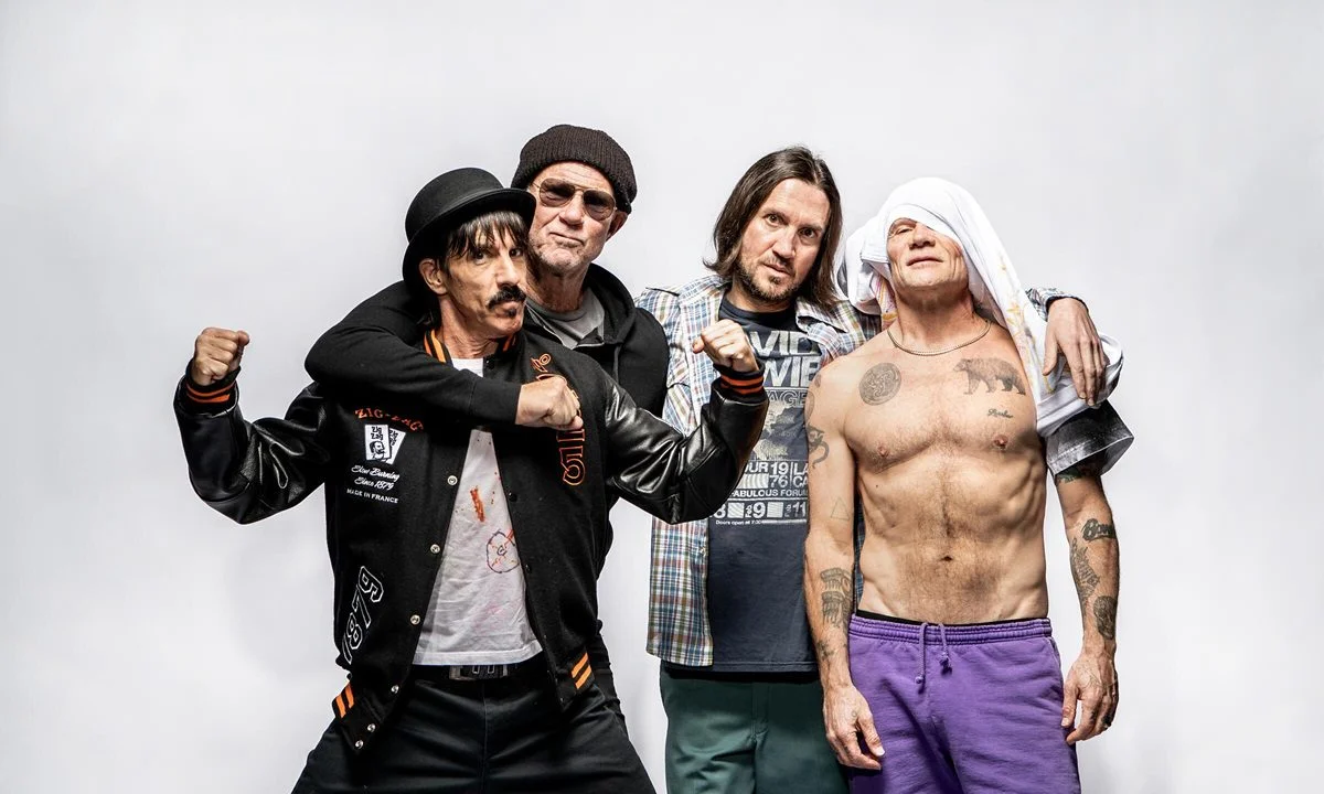 Έπαιζε ντραμς στο δρόμο τραγούδι των Red Hot Chili Peppers και ο μόνος που τον άκουγε με προσοχή ήταν ο ντράμερ του συγκροτήματος!