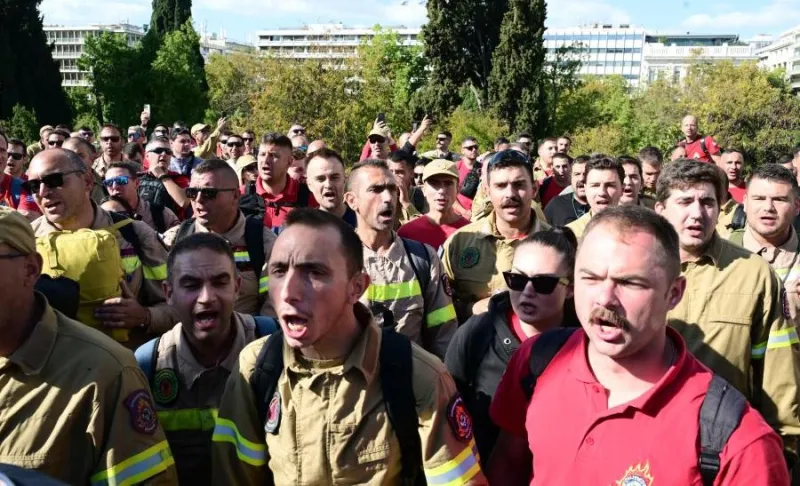 «Κικίλια παραιτήσου» - Βροντερό παρόν των εποχικών πυροσβεστών έξω απ' τη Βουλή, μετά το όργιο καταστολής εναντίον τους