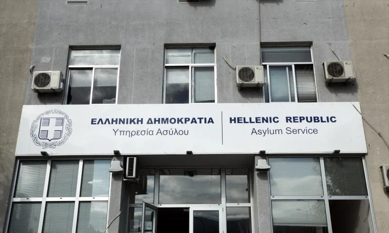 Υπάλληλοι του Υπουργείου Μετανάστευσης και Ασύλου πίσω στα κοντέινερ!