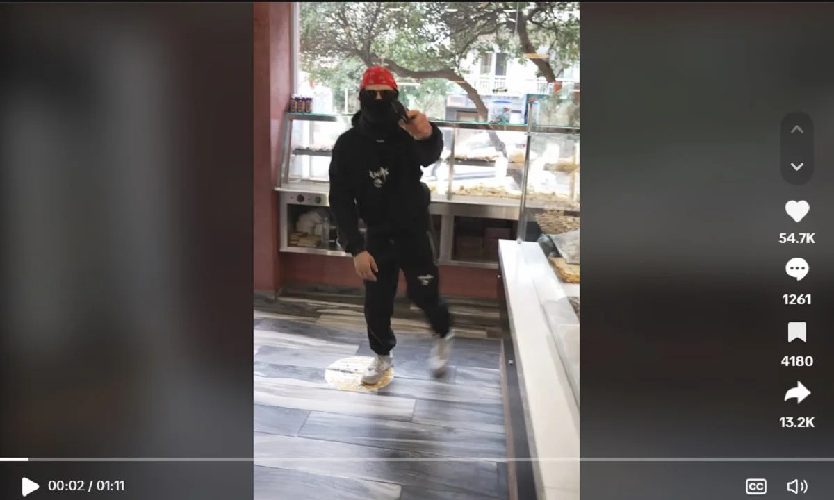 O Σωτηράκης κάνει την πλέον απίθανη ληστεία και φεύγει με γλυκά και ψωμί. Δείτε το χιουμοριστικό βίντεο στο TikTok που έγινε Viral.