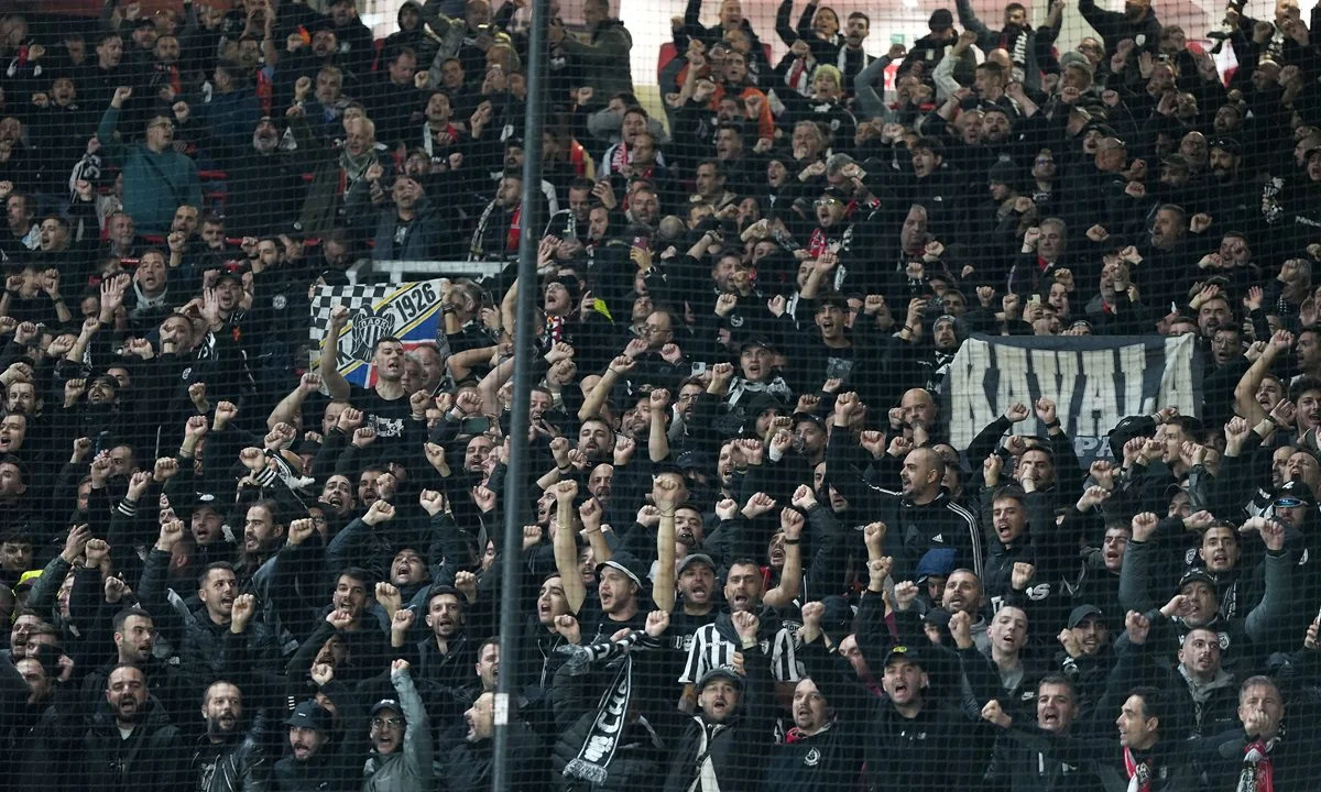 «Ασπρόμαυρο» πάρτι μέσα στο Old Trafford - Show από τους οπαδούς του ΠΑΟΚ (vids)