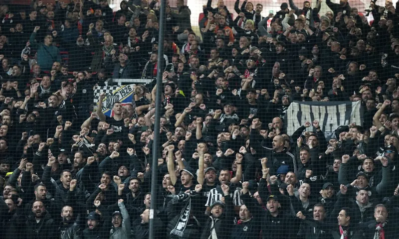 «Ασπρόμαυρο» πάρτι μέσα στο Old Trafford - Show από τους οπαδούς του ΠΑΟΚ (vids)