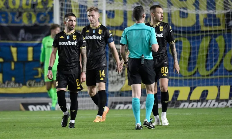 Άρης: «Το φάουλ του Σιφουέντες που "ανακάλυψαν" Ζαμπαλάς και Τσιμεντερίδης και το φάουλ που… δεν είδαν (;) στον Χουάνκαρ» - Δείτε το βίντεο
