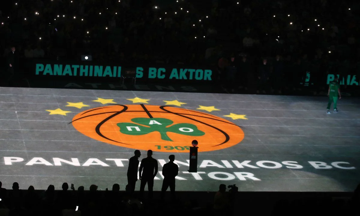 Μια μελαχρινή οπτασία έκλεψε την παράταση στο ΣΕΦ, μια ξανθιά παρουσία (για άλλο λόγο) αυτή στο ΟΑΚΑ με σύνθημα του Παναθηναϊκού