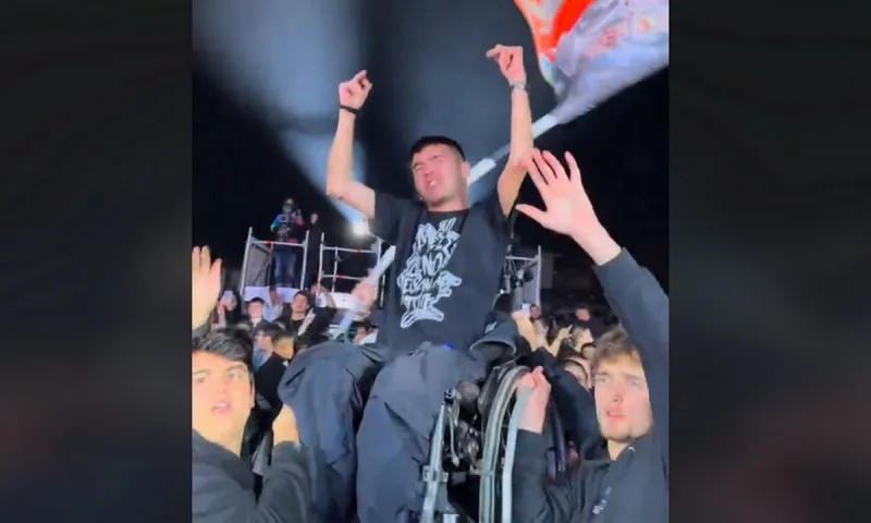 Σήκωσαν στα χέρια τον φίλο τους με αμαξίδιο στη συναυλία του Bloody Hawk - Το πιο όμορφο βίντεο της ημέρας!