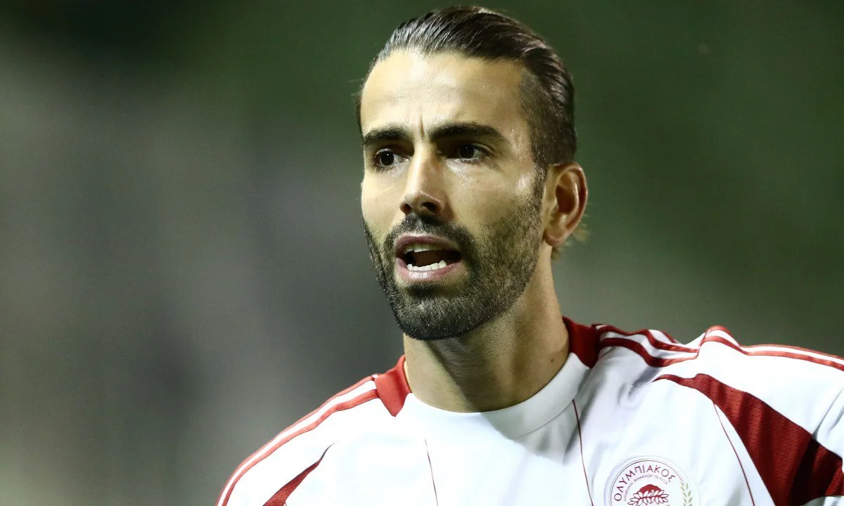 Πότε και αν είναι πιθανό να δούμε ξανά τον Σέρτζιο Ολιβέιρα να παίζει με τη φανέλα του Ολυμπιακού. Δεν ταιριάζει στα «θέλω» του Μεντιλίμπαρ.