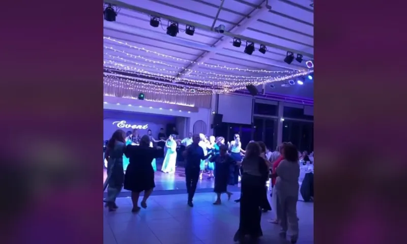 Απίστευτο! Χόρεψαν συρτό αυτό το τραγούδι...