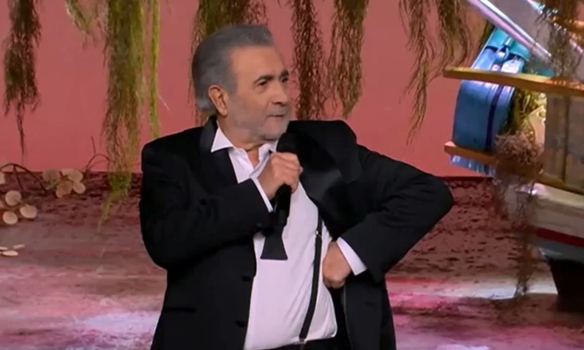 Πρεμιέρα έκανε στο Mega ο Λάκης Λαζόπουλος με το «Αλ Τσαντίρι Νιουζ», στην τηλεοπτική του επανεμφάνιση μετά από πολλά χρόνια.