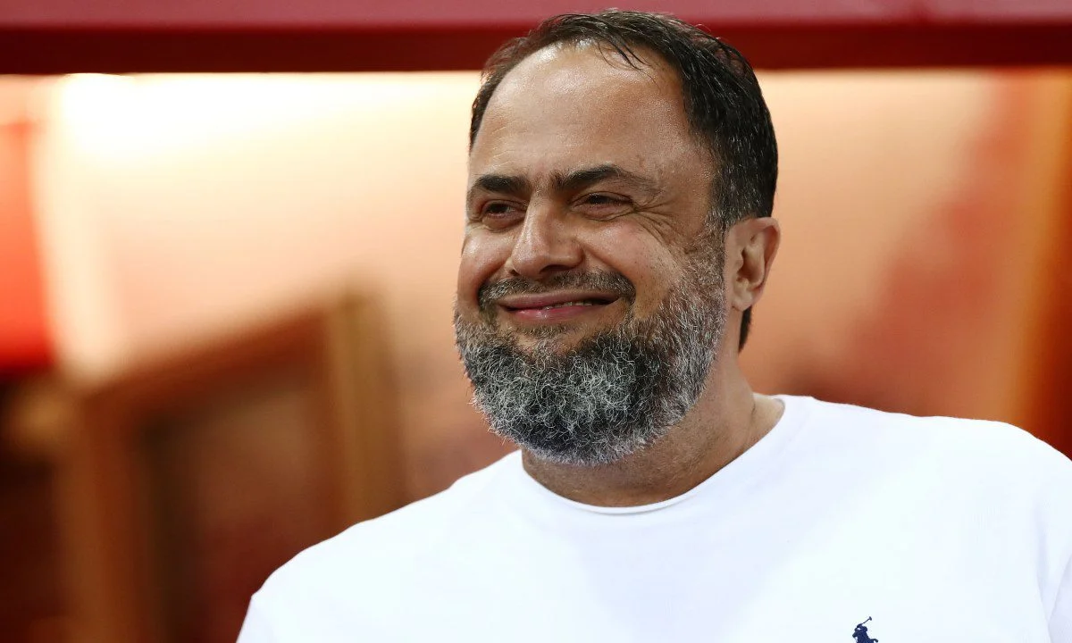 Πολύ χαρούμενος ο Βαγγέλης Μαρινάκης από τη νίκη του Ολυμπιακού κόντρα στην ΑΕΚ. Ομιλία στα αποδυτήρια, πριμ, πρωτάθλημα και… τελικός!