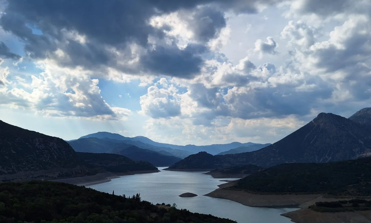 Αδειάζει αδυσώπητα Μόρνος
