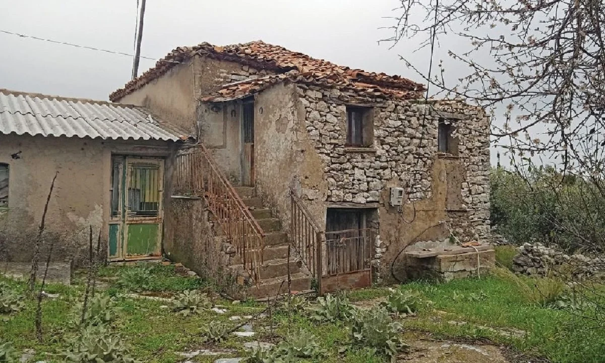 Αυτό είναι το σπίτι του Παπαφλέσσα στη Μάνη και το σπίτι του Μακρυγιάννη στο Άργος που ρημάζουν. Την ώρα που του Κεμάλ είναι στην... τρίχα.