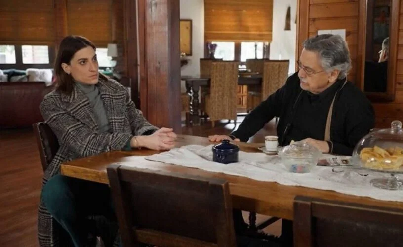 Η γη της ελιάς επόμενα επεισόδια: Η Αντιγόνη πάει τον Μάνο στα δικαστήρια, όπως θα παρακολουθήσουμε προσεχώς στο σήριαλ του Mega Channel.