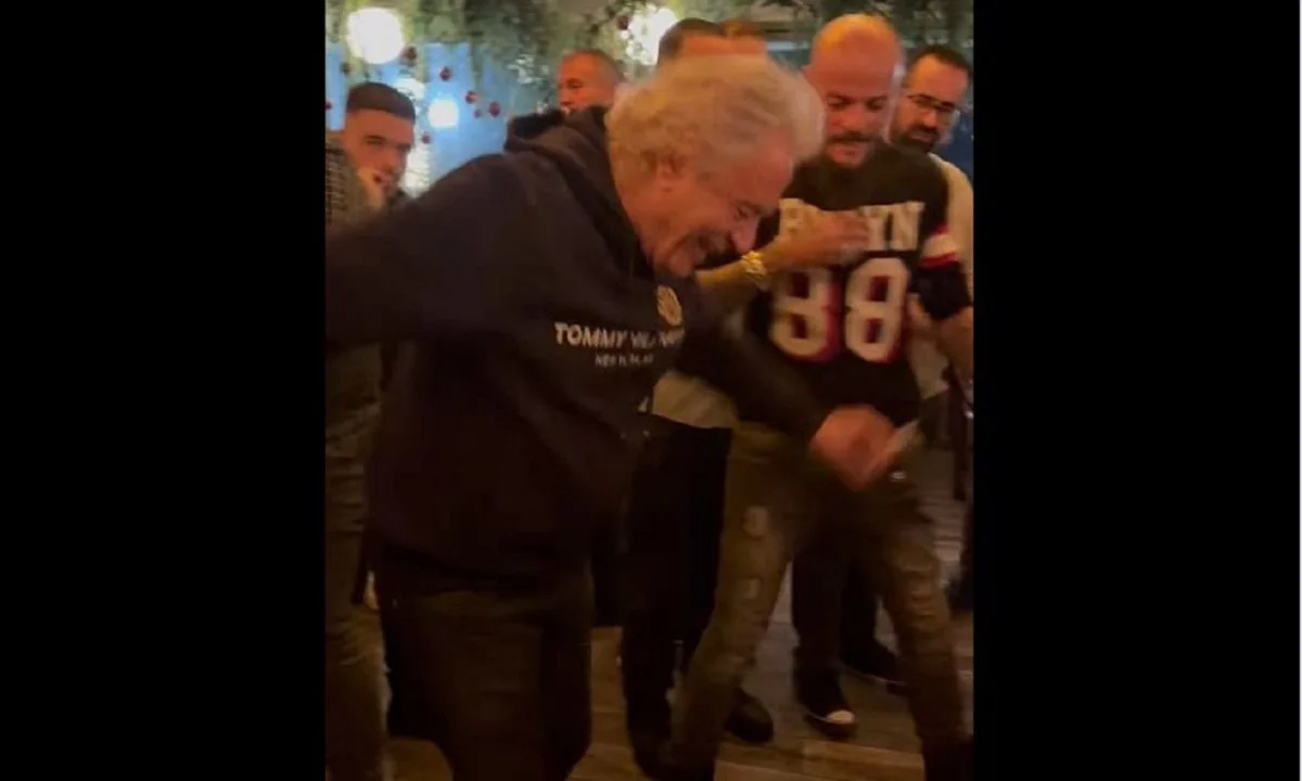 Το ζεϊμπέκικο του Τάκη Τσουκαλά με το πασίγνωστο και πολυαγαπημένο τραγούδι του Στέλιου Καζαντζίδη «Βραδιάζει». Δείτε το βίντεο.