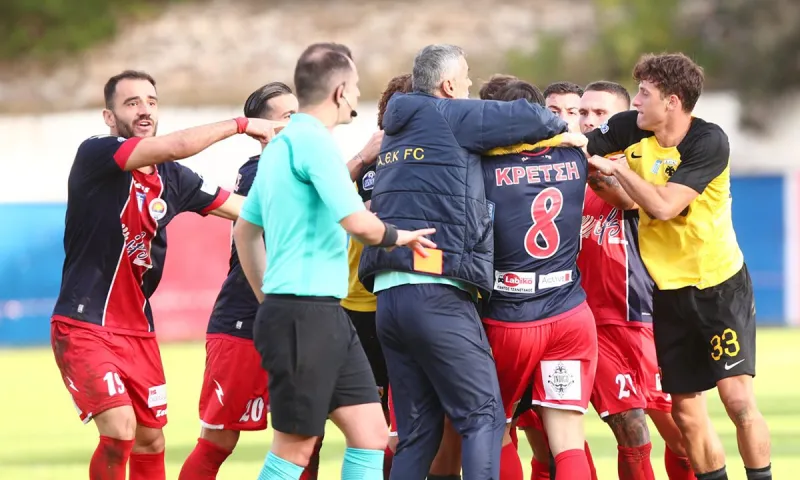 Super League 2: Ξέφυγε η κατάσταση - Έπεσε ξύλο (vid)