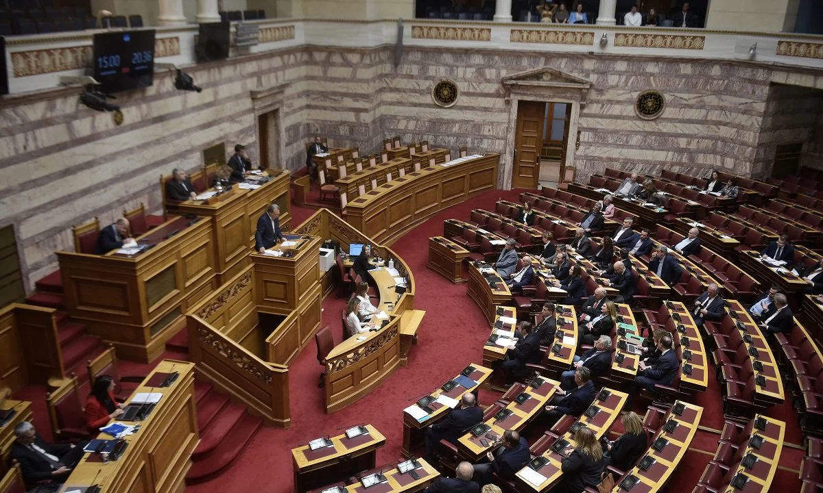 Γιατί οι βουλευτές δεν μειώνουν τον αριθμό τους σε 200 και να δώσουν τα 25 εκατ. που εξοικονομούνται σε επιδόματα για παιδια; Μπορεί να γίνει μείωση;