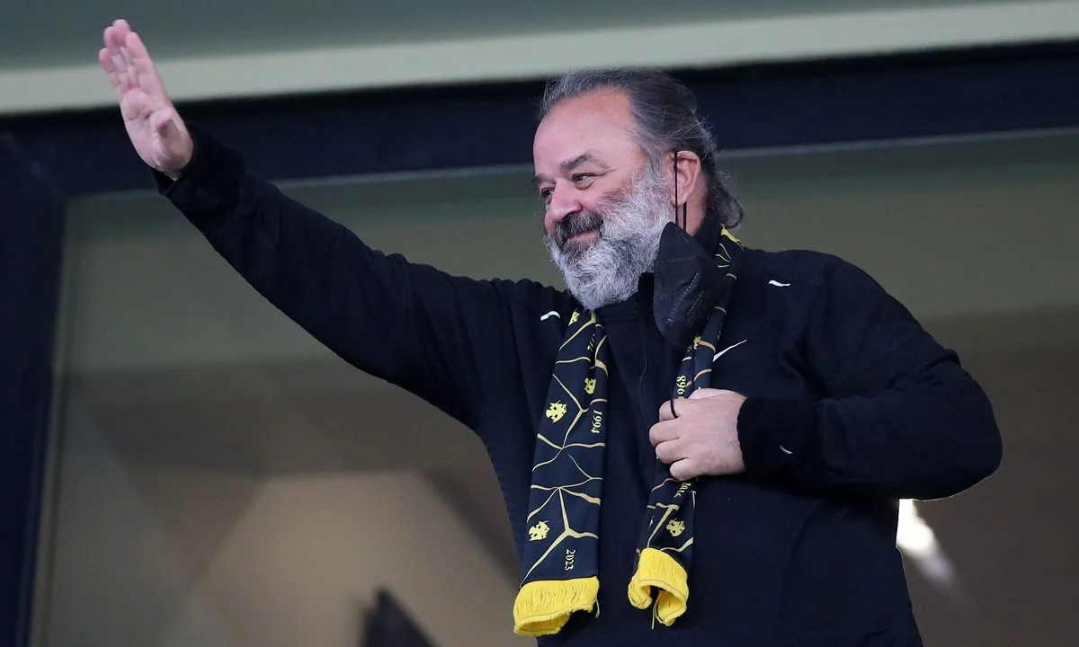 Ο Μάριος Ηλιόπουλος για ακόμη μία φορά βρέθηκε σε γνωστό νυχτερινό κέντρο της Αθήνας και έδωσε ένα… μοναδικό σόου.