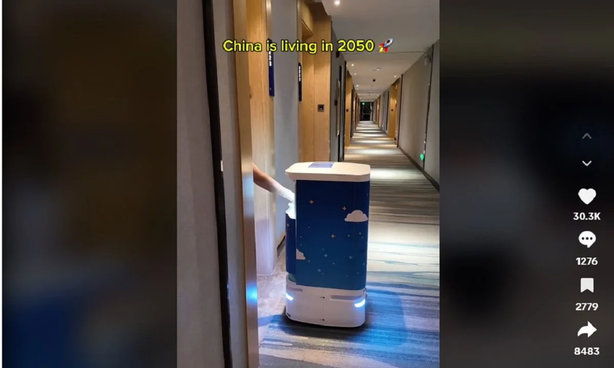 Θα πάθετε ΣΟΚ! Δείτε πως γίνεται το delivery σε ξενοδοχείο στην Κίνα! Ρομπότ μεταφέρει τις παραγγελίες των πελατών και μετά γυρίζει μόνο του!