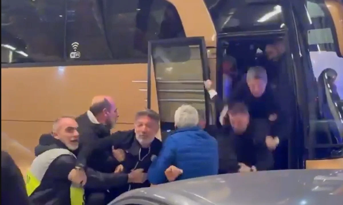 Το στιγμιότυπο με την πτώση του Ραζβάν Λουτσέσκου από το πούλμαν του ΠΑΟΚ τη στιγμή της έντασης στην OPAP Arena