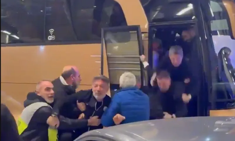 ΑΕΚ - ΠΑΟΚ: Το πέσιμο του Λουτσέσκου από το πούλμαν (vid)