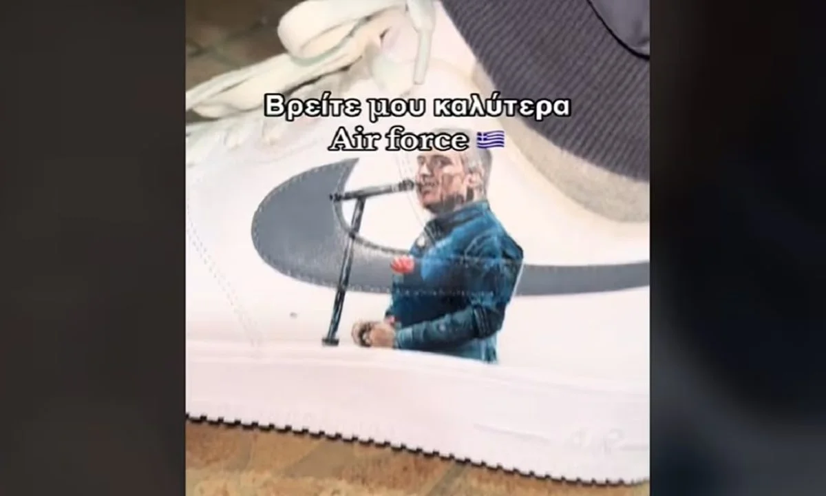 Νότης Σφακιανάκης: Έπειτα από τον χαμό που προκλήθηκε με τα παπούτσια ΠΑΣΟΚ, ένας φανατικός θαυμαστής, ακολούθησε... το ίδιο μονοπάτι.