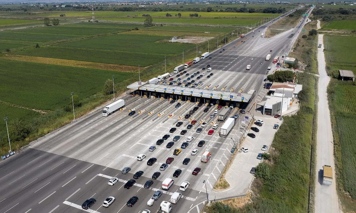 ΕΛΣΤΑΤ: Ατην Αττική ζει το 40% του πληθυσμού της Ελλάδας, όμως κυκλοφορεί το 60% των οχημάτων, το οποίο το 2023 έφτασε τα 3,5 εκατομμύρια.
