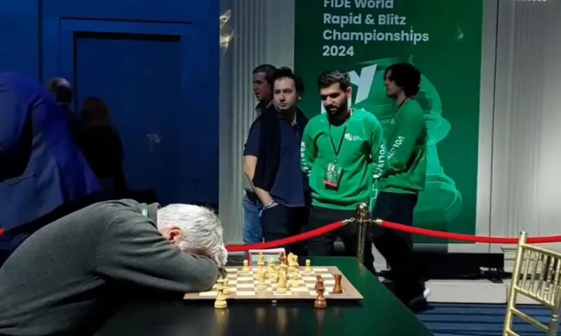 Master του σκάκι κάνει λάθος κίνηση και ξεσπάει σε λυγμούς (Βίντεο)