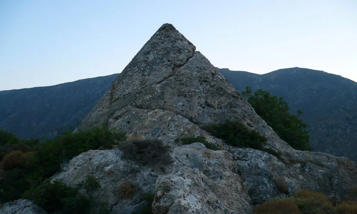 Στο παραθαλάσσιο χωριό Σούγια, στην έξοδο του φαραγγιού της Αγίας Ειρήνης, βρίσκεται ένα πολύ ιδιαίτερο μνημείο που παραπέμπει σε πυραμίδα.