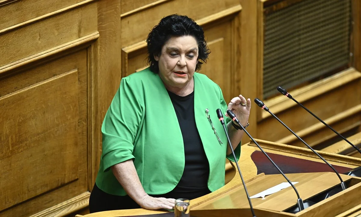 Επιθέσεις στο Κοινοβούλιο από συναδέλφους βουλευτές επειδή έκανε το σταυρό της είχε δεχθεί η Λιάνα Κανέλλη!