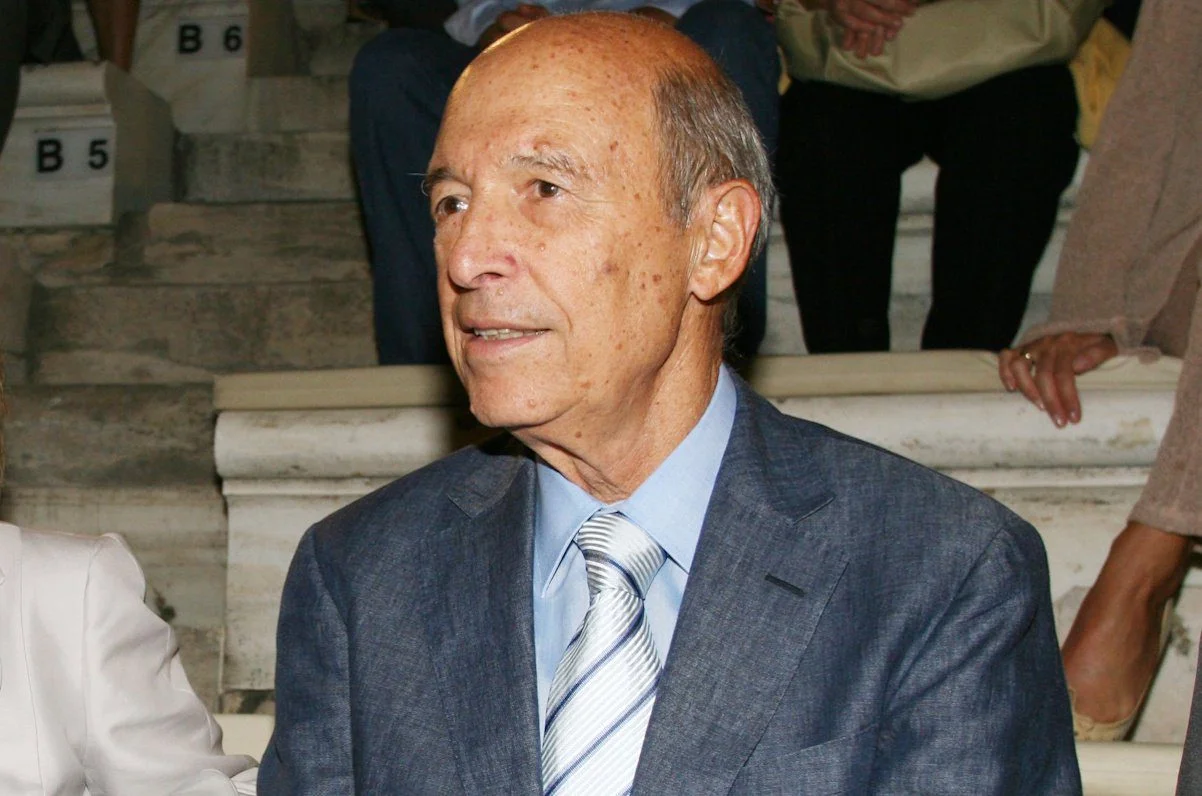 Μια «σιωπηλή» αποχή από την «αγιογραφία» Σημίτη - Ποιοι είναι οι λόγοι που απουσίασαν οι τρεις άνδρες από την κηδεία του πρώην πρωθυπουργού.